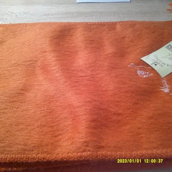 Soft and lightweight alpaca scarf - Picture 3 of 5